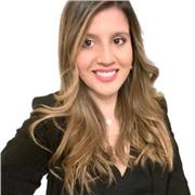 Profesor de periodismo dicta clase a estudiantes que necesiten apoyo en diversos temas